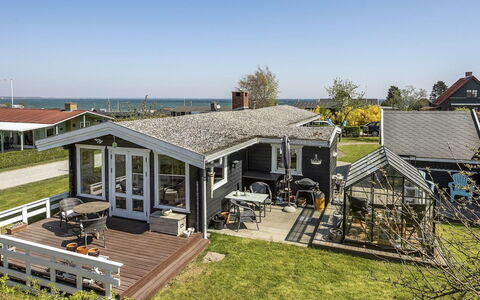 Ylvie - 150M from the Sea: Blauw, Struik, Verblijf, Groundcover, Tuin, Landgoed, Schaduw, Landscaping, Boerderij, Eco Hotel