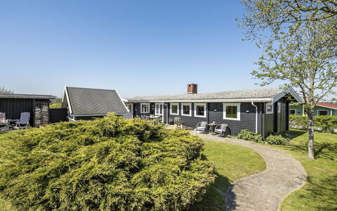 Ylvie - 150M from the Sea: Blauw, Struik, Verblijf, Groundcover, Tuin, Landgoed, Schaduw, Landscaping, Boerderij, Eco Hotel