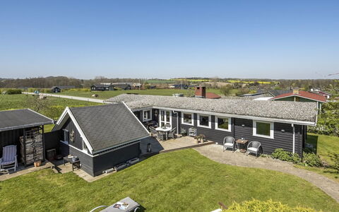 Ylvie - 150M from the Sea: Blauw, Struik, Verblijf, Groundcover, Tuin, Landgoed, Schaduw, Landscaping, Boerderij, Eco Hotel