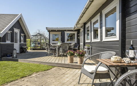Ylvie - 150M from the Sea: Blauw, Struik, Verblijf, Groundcover, Tuin, Landgoed, Schaduw, Landscaping, Boerderij, Eco Hotel