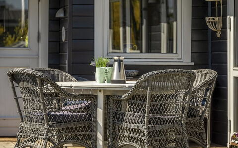 Ylvie - 150M from the Sea: Blauw, Struik, Verblijf, Groundcover, Tuin, Landgoed, Schaduw, Landscaping, Boerderij, Eco Hotel