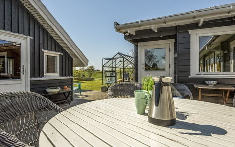 Ylvie - 150M from the Sea: Blauw, Struik, Verblijf, Groundcover, Tuin, Landgoed, Schaduw, Landscaping, Boerderij, Eco Hotel