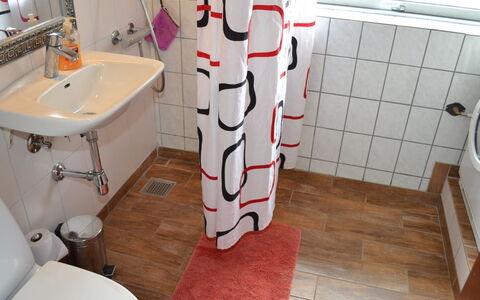Claudia: Badkamer, Wastafel In De Badkamer, Loodgieterswerkinrichting, Flooring, Wastafel, Verdieping, Toilet, Wc Bril, Interieur Ontwerp, Kraan