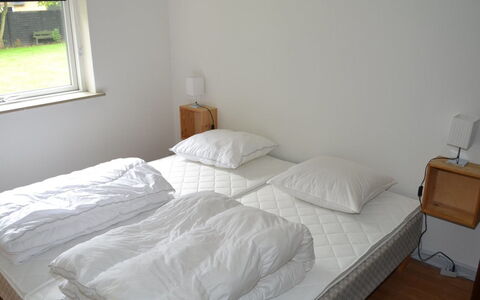 Claudia: Bed, Slaapkamer, Meubilair, Hout, Bedding, Verdieping, Laken, Flooring, Textiel, Linens
