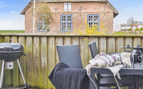 Adine - 13Km from the Sea: Blauw, Struik, Verblijf, Groundcover, Tuin, Landgoed, Schaduw, Landscaping, Boerderij, Eco Hotel