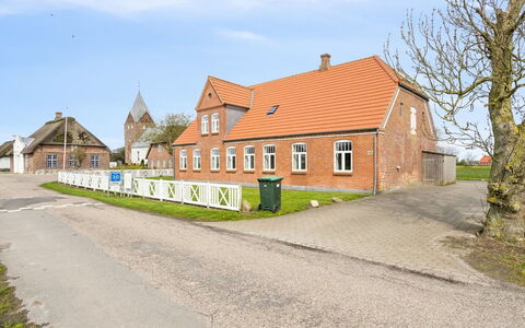 Adine - 13Km from the Sea: Blauw, Struik, Verblijf, Groundcover, Tuin, Landgoed, Schaduw, Landscaping, Boerderij, Eco Hotel