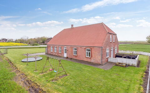 Adine - 13Km from the Sea: Blauw, Struik, Verblijf, Groundcover, Tuin, Landgoed, Schaduw, Landscaping, Boerderij, Eco Hotel