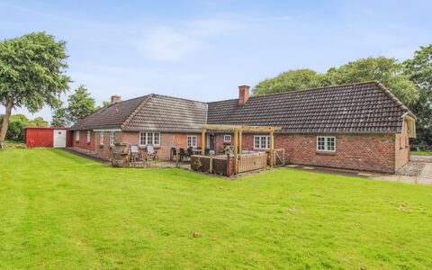 Hedda - 15Km from the Sea: Blauw, Struik, Verblijf, Groundcover, Tuin, Landgoed, Schaduw, Landscaping, Boerderij, Eco Hotel