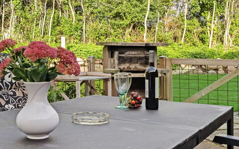 Hedda - 15Km from the Sea: Blauw, Struik, Verblijf, Groundcover, Tuin, Landgoed, Schaduw, Landscaping, Boerderij, Eco Hotel
