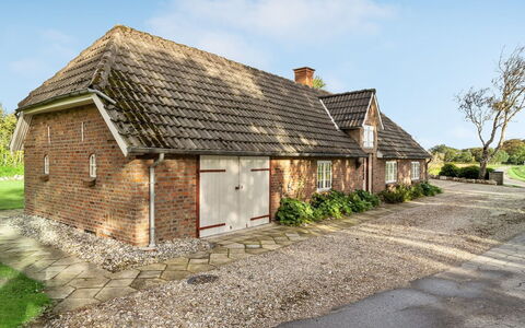 Hedda - 15Km from the Sea: Blauw, Struik, Verblijf, Groundcover, Tuin, Landgoed, Schaduw, Landscaping, Boerderij, Eco Hotel