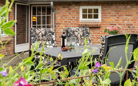 Hedda - 15Km from the Sea: Blauw, Struik, Verblijf, Groundcover, Tuin, Landgoed, Schaduw, Landscaping, Boerderij, Eco Hotel