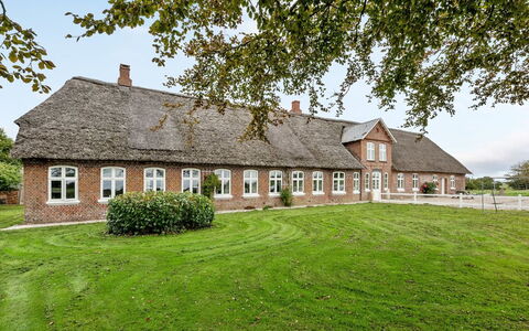 Tilla - 600M from the Sea: Blauw, Struik, Verblijf, Groundcover, Tuin, Landgoed, Schaduw, Landscaping, Boerderij, Eco Hotel