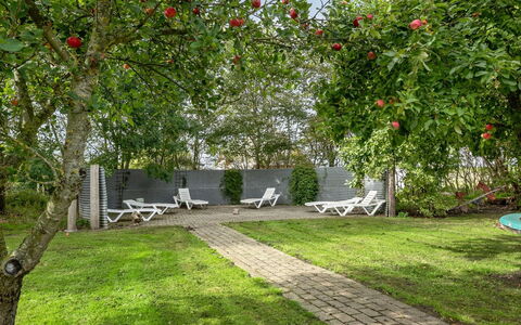 Tilla - 600M from the Sea: Blauw, Struik, Verblijf, Groundcover, Tuin, Landgoed, Schaduw, Landscaping, Boerderij, Eco Hotel