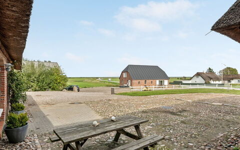 Tilla - 600M from the Sea: Blauw, Struik, Verblijf, Groundcover, Tuin, Landgoed, Schaduw, Landscaping, Boerderij, Eco Hotel
