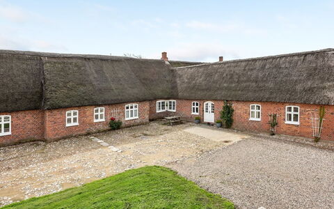 Tilla - 600M from the Sea: Blauw, Struik, Verblijf, Groundcover, Tuin, Landgoed, Schaduw, Landscaping, Boerderij, Eco Hotel