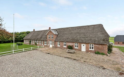 Tilla - 600M from the Sea: Blauw, Struik, Verblijf, Groundcover, Tuin, Landgoed, Schaduw, Landscaping, Boerderij, Eco Hotel