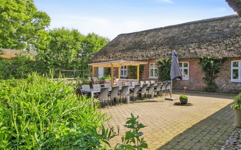 Tilla - 600M from the Sea: Blauw, Struik, Verblijf, Groundcover, Tuin, Landgoed, Schaduw, Landscaping, Boerderij, Eco Hotel
