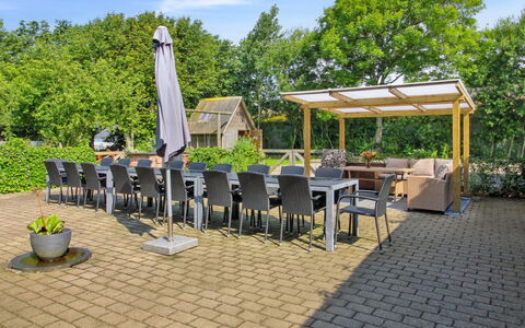 Tilla - 600M from the Sea: Blauw, Struik, Verblijf, Groundcover, Tuin, Landgoed, Schaduw, Landscaping, Boerderij, Eco Hotel