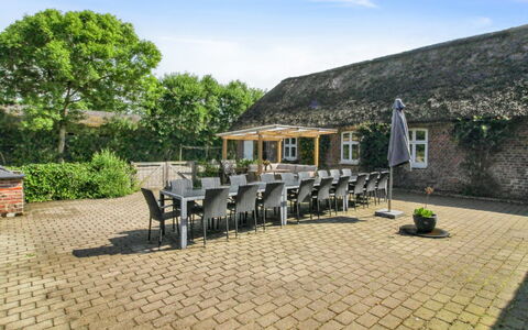 Tilla - 600M from the Sea: Blauw, Struik, Verblijf, Groundcover, Tuin, Landgoed, Schaduw, Landscaping, Boerderij, Eco Hotel