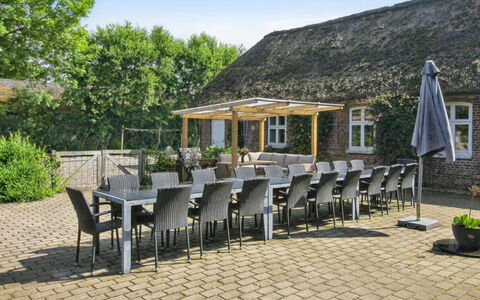 Tilla - 600M from the Sea: Blauw, Struik, Verblijf, Groundcover, Tuin, Landgoed, Schaduw, Landscaping, Boerderij, Eco Hotel