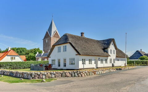 Ejna: Blauw, Struik, Verblijf, Groundcover, Tuin, Landgoed, Schaduw, Landscaping, Boerderij, Eco Hotel