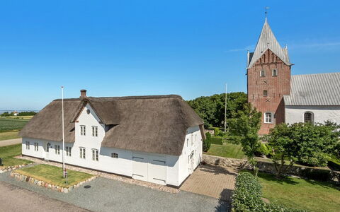 Ejna: Blauw, Struik, Verblijf, Groundcover, Tuin, Landgoed, Schaduw, Landscaping, Boerderij, Eco Hotel
