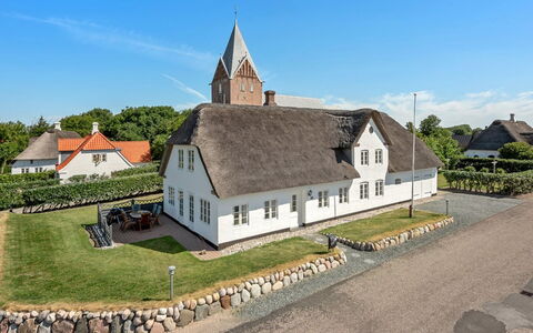 Ejna: Blauw, Struik, Verblijf, Groundcover, Tuin, Landgoed, Schaduw, Landscaping, Boerderij, Eco Hotel