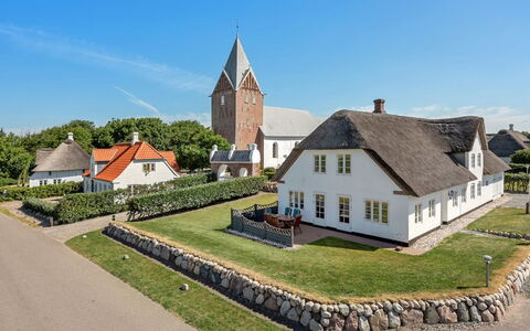 Ejna: Blauw, Struik, Verblijf, Groundcover, Tuin, Landgoed, Schaduw, Landscaping, Boerderij, Eco Hotel
