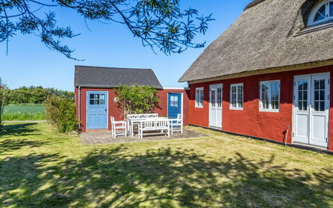 Kielo - 10Km from the Sea: Blauw, Struik, Verblijf, Groundcover, Tuin, Landgoed, Schaduw, Landscaping, Boerderij, Eco Hotel