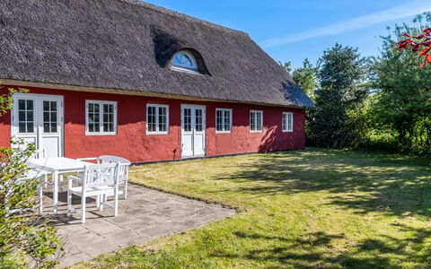 Kielo - 10Km from the Sea: Blauw, Struik, Verblijf, Groundcover, Tuin, Landgoed, Schaduw, Landscaping, Boerderij, Eco Hotel