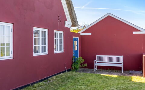 Kielo - 10Km from the Sea: Blauw, Struik, Verblijf, Groundcover, Tuin, Landgoed, Schaduw, Landscaping, Boerderij, Eco Hotel