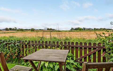 Clausina - 600M from the Sea: Blauw, Struik, Verblijf, Groundcover, Tuin, Landgoed, Schaduw, Landscaping, Boerderij, Eco Hotel
