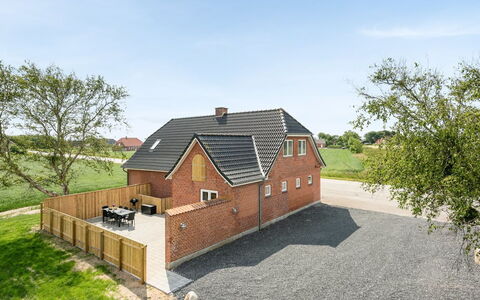 Iina - 13Km from the Sea: Blauw, Struik, Verblijf, Groundcover, Tuin, Landgoed, Schaduw, Landscaping, Boerderij, Eco Hotel