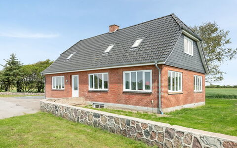 Iina - 13Km from the Sea: Blauw, Struik, Verblijf, Groundcover, Tuin, Landgoed, Schaduw, Landscaping, Boerderij, Eco Hotel