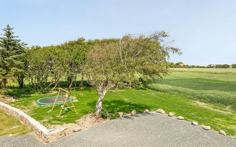 Iina - 13Km from the Sea: Gras, Struik, Land Lot, Tuin, Woody Plant, Gazon, Landscaping, Schaduw, Werf