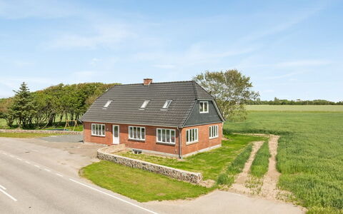 Iina - 13Km from the Sea: Gebouw, Gras, Venster, Huis, Dak, Huis, Architectuur, Verblijf, Landelijk Gebied, Land Lot