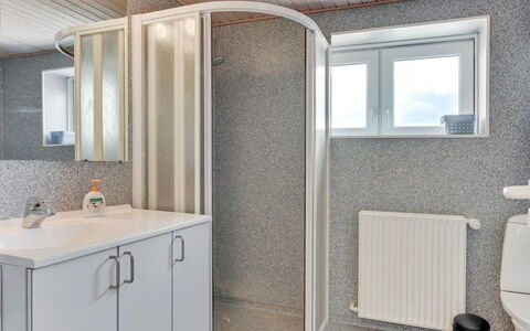 Iina - 13Km from the Sea: Muur, Loodgieterswerkinrichting, Flooring, Verdieping, Interieur Ontwerp, Badkamer, Loodgieter, Plafond, Kamer, Wastafel