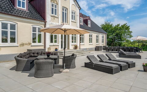 Niki - 15Km from the Sea: Blauw, Struik, Verblijf, Groundcover, Tuin, Landgoed, Schaduw, Landscaping, Boerderij, Eco Hotel
