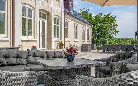 Niki - 15Km from the Sea: Blauw, Struik, Verblijf, Groundcover, Tuin, Landgoed, Schaduw, Landscaping, Boerderij, Eco Hotel