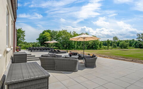 Niki - 15Km from the Sea: Blauw, Struik, Verblijf, Groundcover, Tuin, Landgoed, Schaduw, Landscaping, Boerderij, Eco Hotel