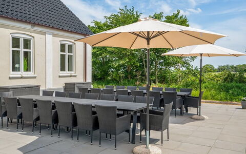 Niki - 15Km from the Sea: Blauw, Struik, Verblijf, Groundcover, Tuin, Landgoed, Schaduw, Landscaping, Boerderij, Eco Hotel