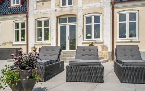 Niki - 15Km from the Sea: Blauw, Struik, Verblijf, Groundcover, Tuin, Landgoed, Schaduw, Landscaping, Boerderij, Eco Hotel