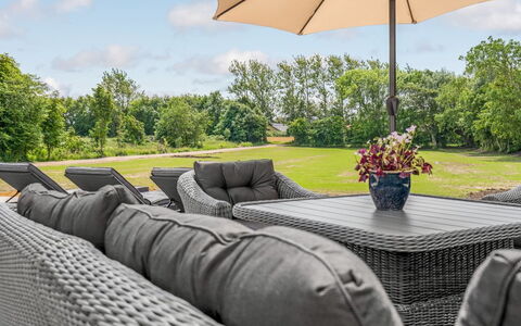 Niki - 15Km from the Sea: Blauw, Struik, Verblijf, Groundcover, Tuin, Landgoed, Schaduw, Landscaping, Boerderij, Eco Hotel