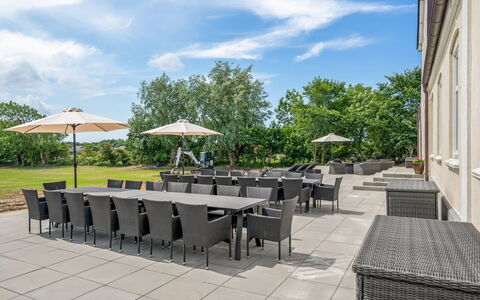 Niki - 15Km from the Sea: Blauw, Struik, Verblijf, Groundcover, Tuin, Landgoed, Schaduw, Landscaping, Boerderij, Eco Hotel
