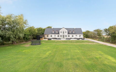 Niki - 15Km from the Sea: Blauw, Struik, Verblijf, Groundcover, Tuin, Landgoed, Schaduw, Landscaping, Boerderij, Eco Hotel