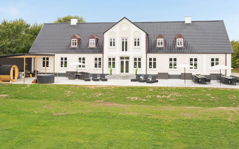 Niki - 15Km from the Sea: Blauw, Struik, Verblijf, Groundcover, Tuin, Landgoed, Schaduw, Landscaping, Boerderij, Eco Hotel