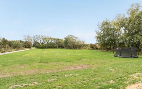 Niki - 15Km from the Sea: Blauw, Struik, Verblijf, Groundcover, Tuin, Landgoed, Schaduw, Landscaping, Boerderij, Eco Hotel