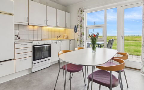 Sofija: Flooring, Interieur Ontwerp, Verdieping, Meubilair, Plafond, Kamer, Appartement, Keuken En Eettafel, Stoel, Eetkamer