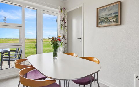 Sofija: Meubilair, Interieur Ontwerp, Flooring, Verdieping, Tafel, Stoel, Plafond, Kamer, Keuken En Eettafel, Eetkamer