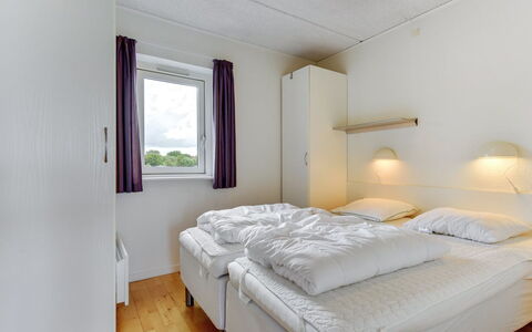 Sofija: Slaapkamer, Bed, Laken, Bedding, Plafond, Verdieping, Bed Frame, Matras, Slaapzaal, Hotel